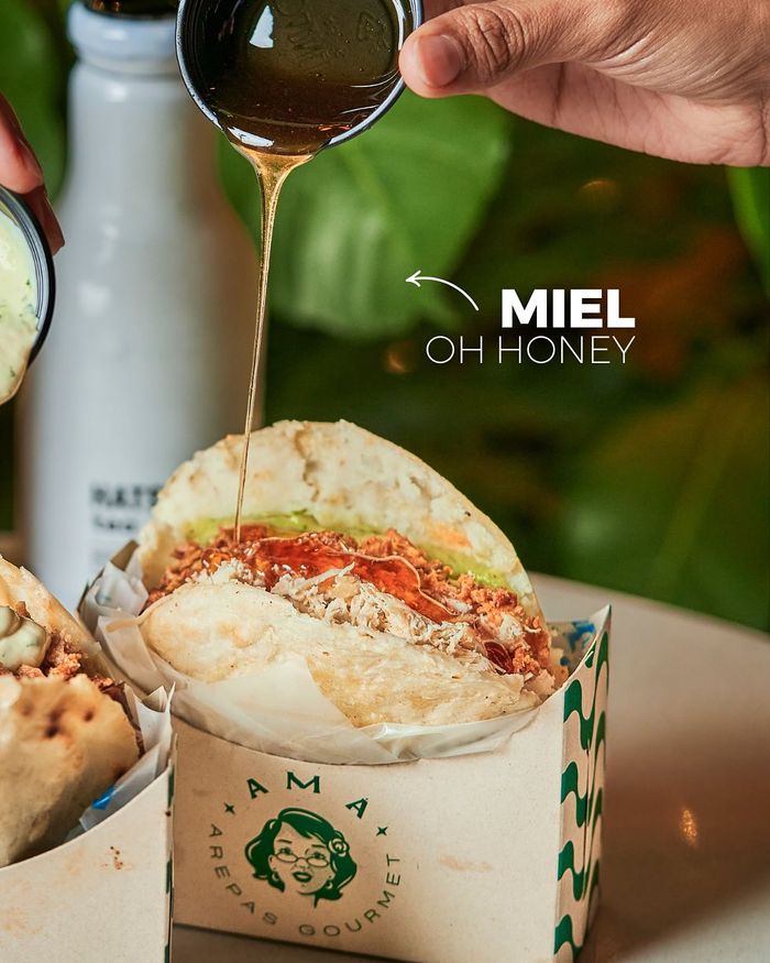 Miel picante sobre una arepa Amá
