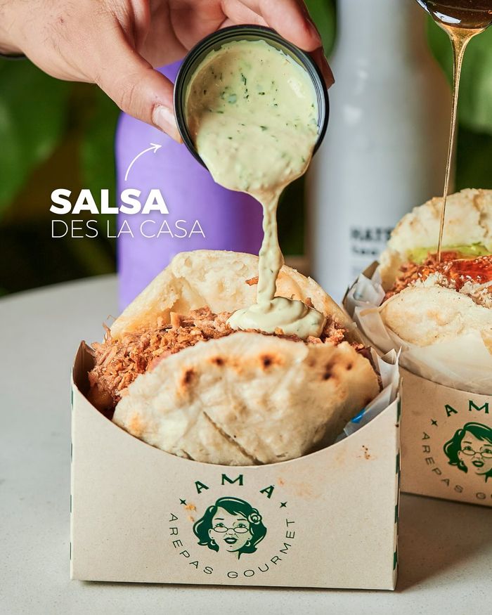 Salsa de la casa sobre una arepa Amá
