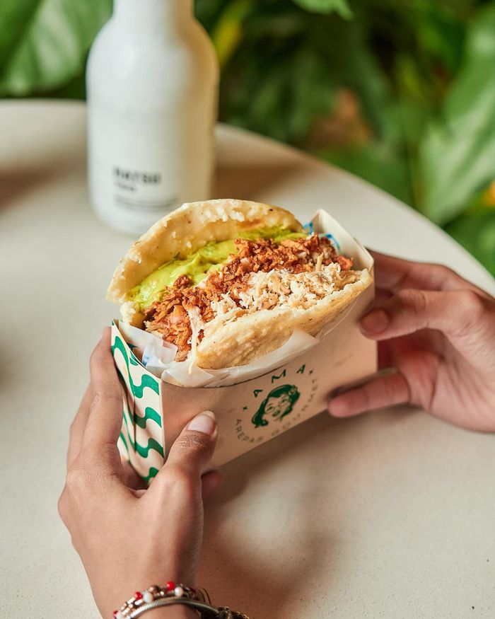 Arepa Amá servida en su caja