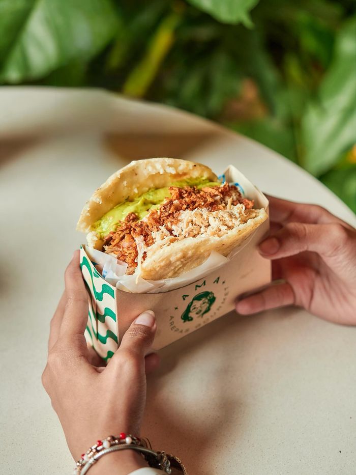 Arepa Amá sobre mantel artesanal