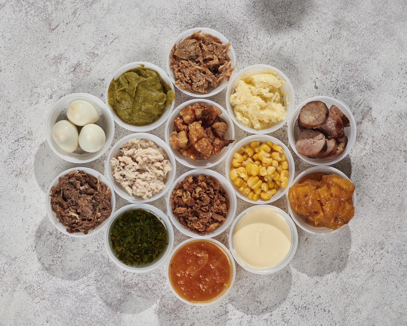 Vista cenital de los toppings y las salsas de Amá servidos en porciones